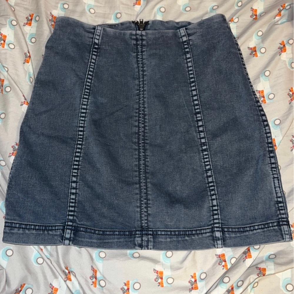 Free People denim skirt - adorable!!
Size 2